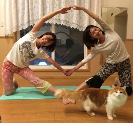 ヨガクラス満月のポーズ