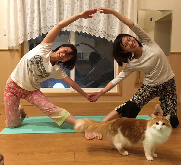 ヨガクラス満月のポーズ