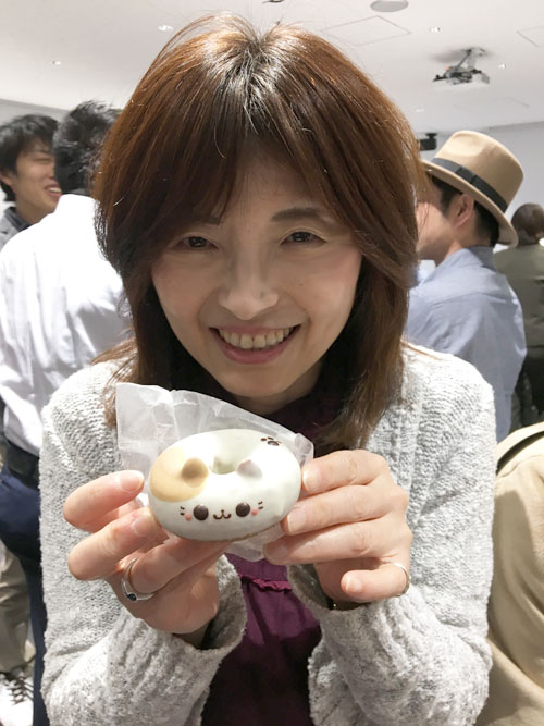 どうぶつドーナツ・みけを持つ私