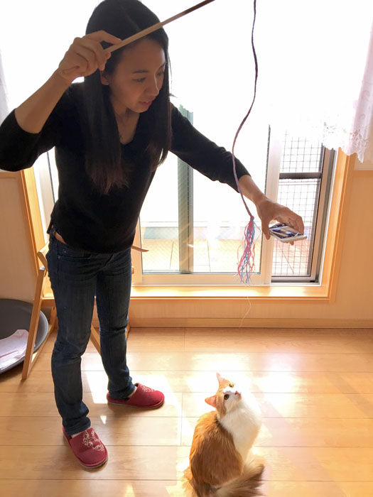 iPhoneで撮影中の小坂さん