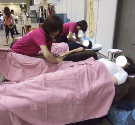 癒しフェアの施術風景