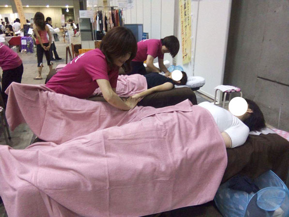 癒しフェアの施術風景