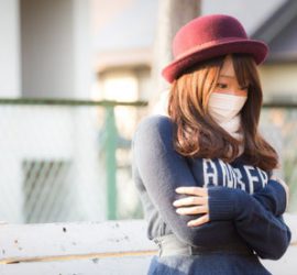 風邪をひいた女性