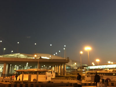 デリー空港の外