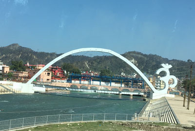 オームの形の橋