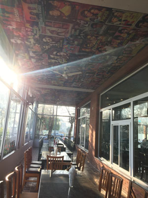 ドライブインの中